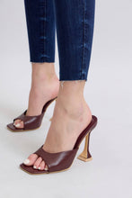 Load image into Gallery viewer, Judy Blue Skinny w raw hem