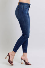 Load image into Gallery viewer, Judy Blue Skinny w raw hem